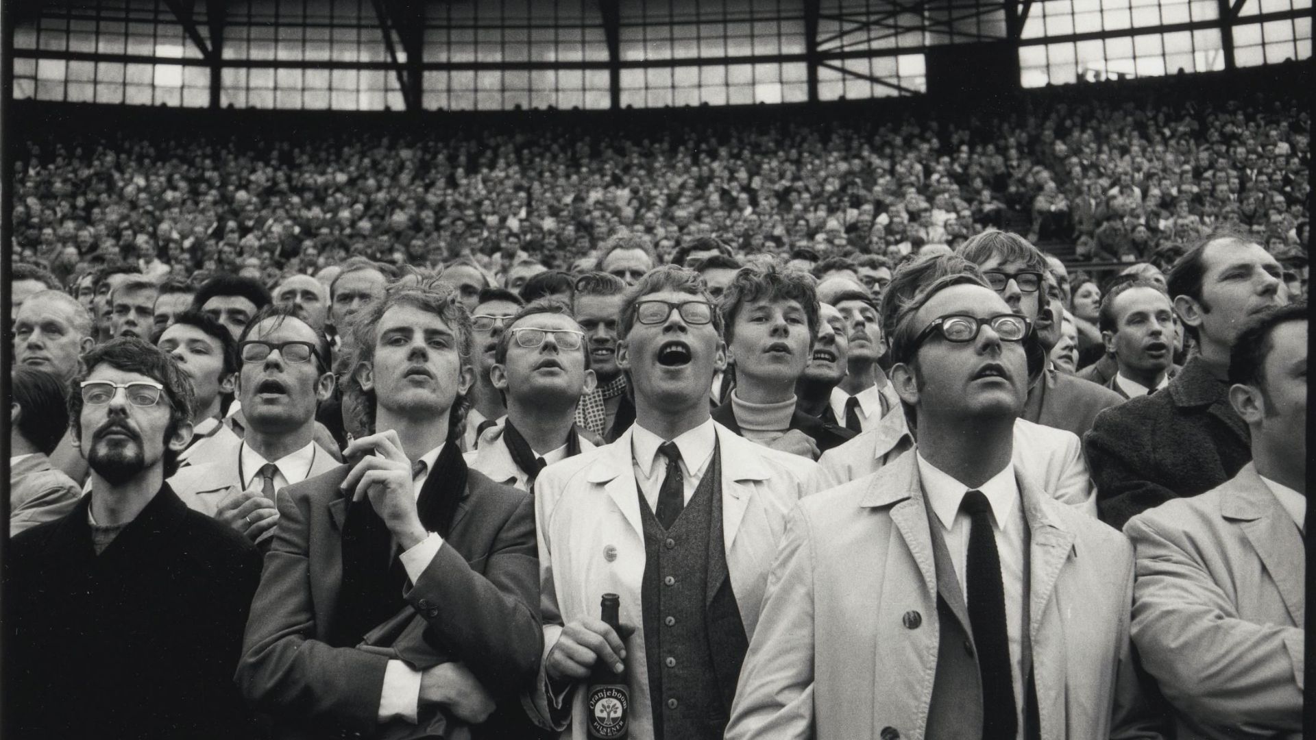 Toeschouwers tijdens een voetbalwedstrijd tussen Ajax en Feyenoord in de Kuip te Rotterdam